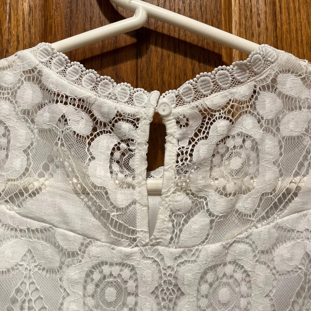 Doe & Rae White Floral Lace Detail High Neck Sleeveless Top - Size Small - Image 10