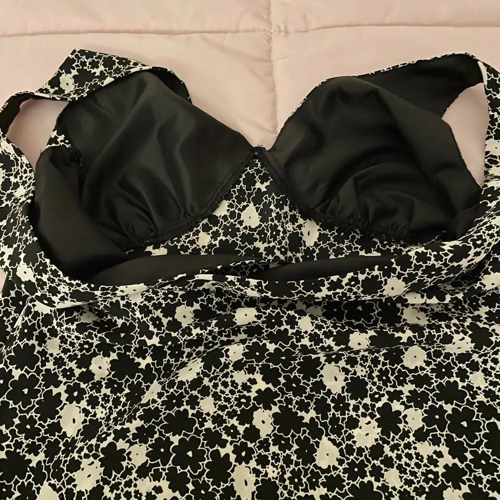 Express World Brand black & white floral summer vacation beach dress, size 5 - Image 5