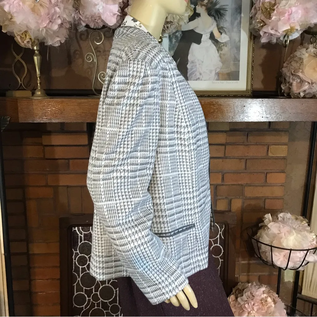 VINTAGE 1980'S UNBRANDED GRAY & WHITE PRINT OPEN FRONT CARDIGAN BLAZER (XL) - Image 5