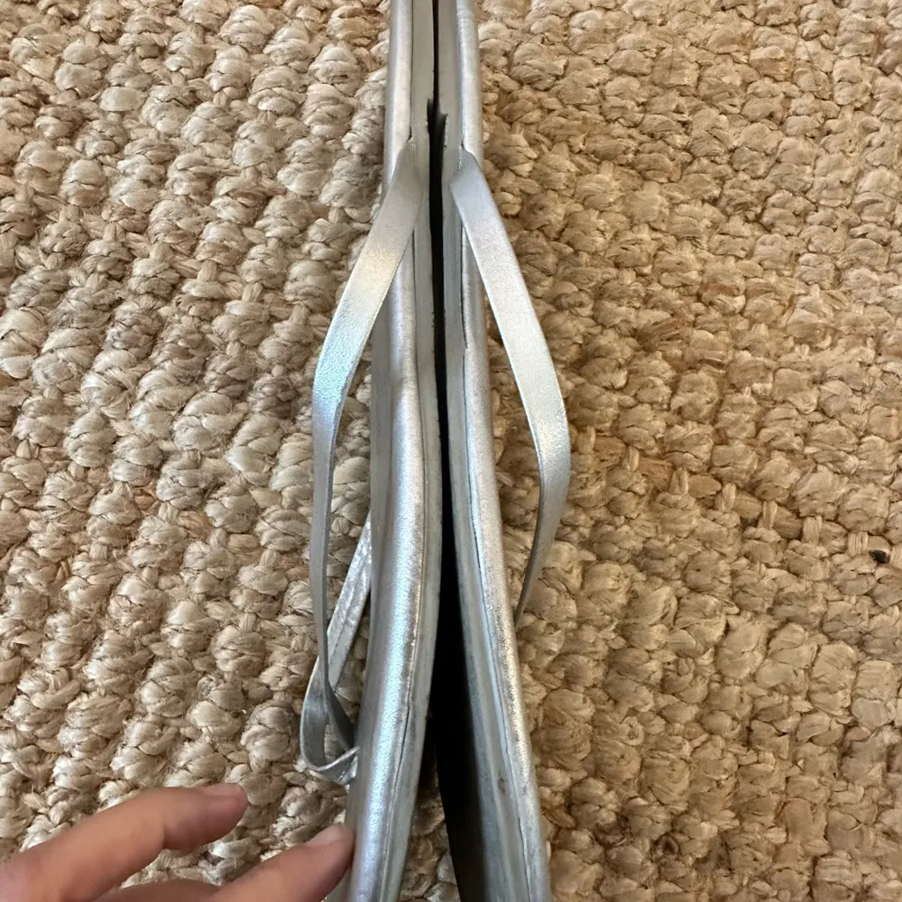 TKEES Riley Metallics Silver Flip-Flops size 12 - Image 8