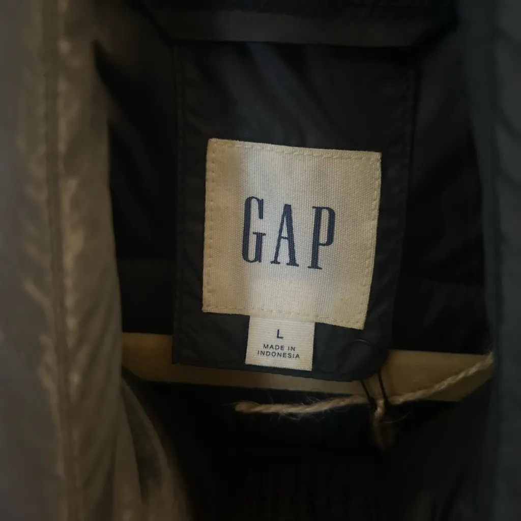 GAP Women's Puffer Jacket - Black | Size Large - Image 3