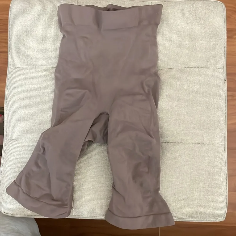 NWOT Skims Sculpting Shorts Size S Jasper Color - Image 5