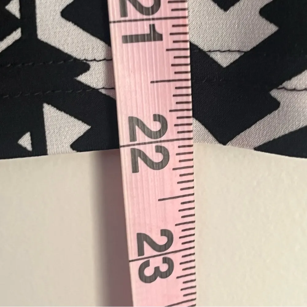 Women’s Erin London Black‎ & White Tank Top Geometric Print Size Small Black - Image 6