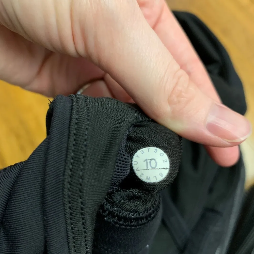 Lululemon Energy Long Line Yoga Bra Womens Size 10 Black Criss Cross Back Design - Image 3