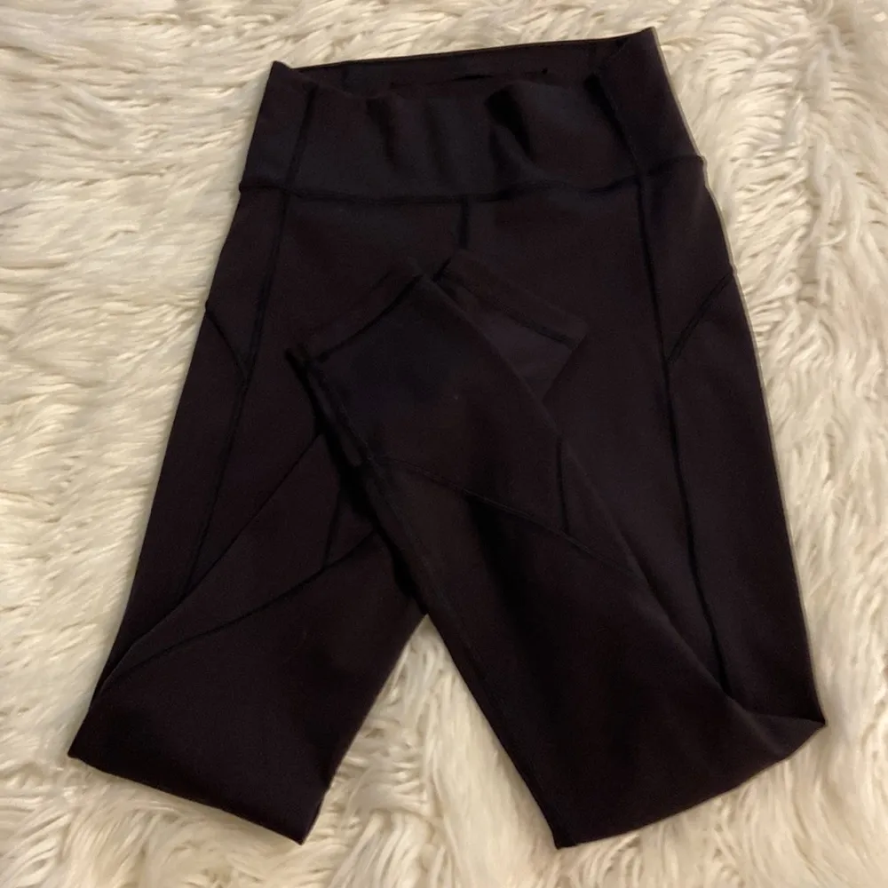 Lululemon size 4 inseam 24” waist 22” elastic excellent condition see all photos - Image 9