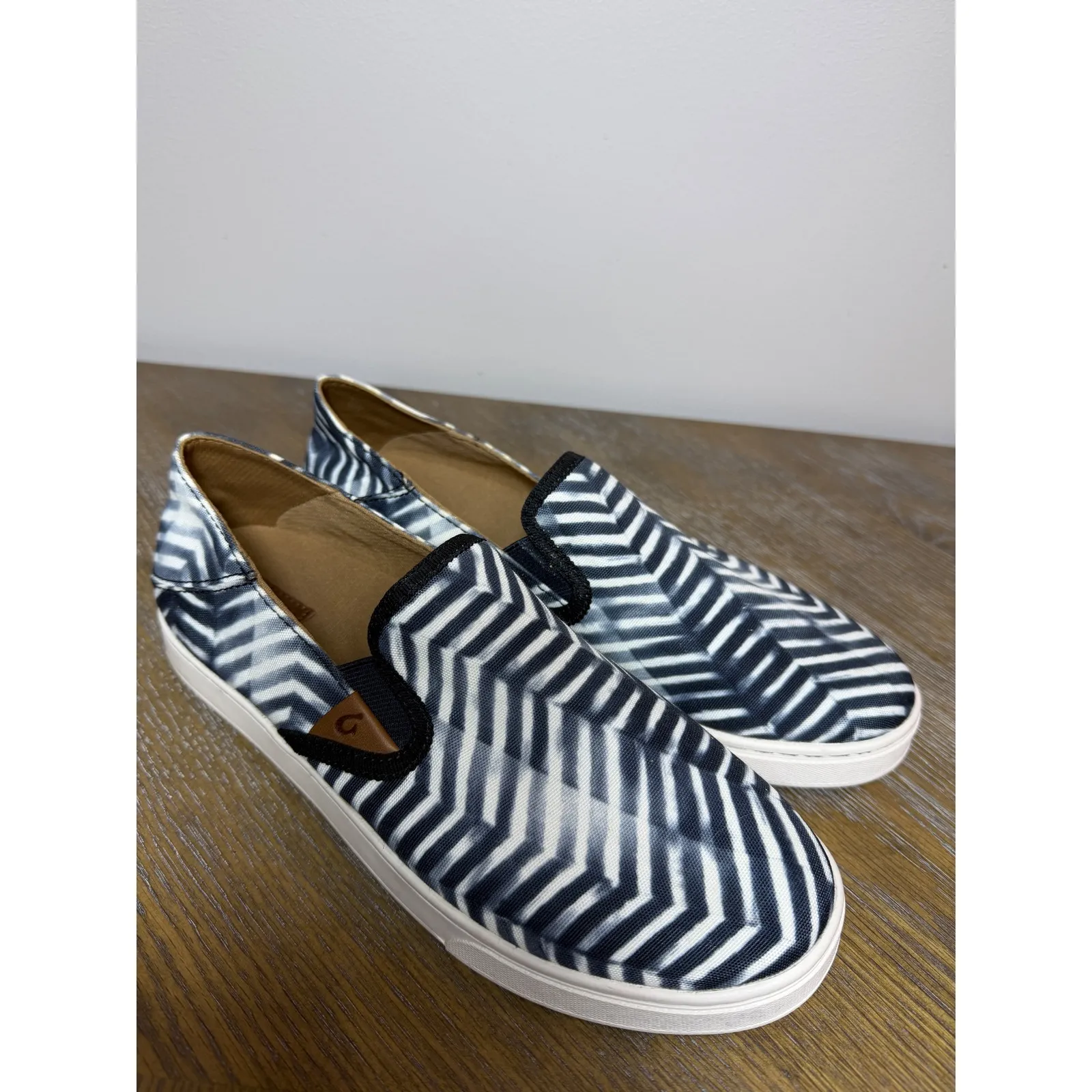 OluKai Pehuea Pa'i Women's Slip On Shoes Size 9 White Zigzag print indigo blue - Image 9