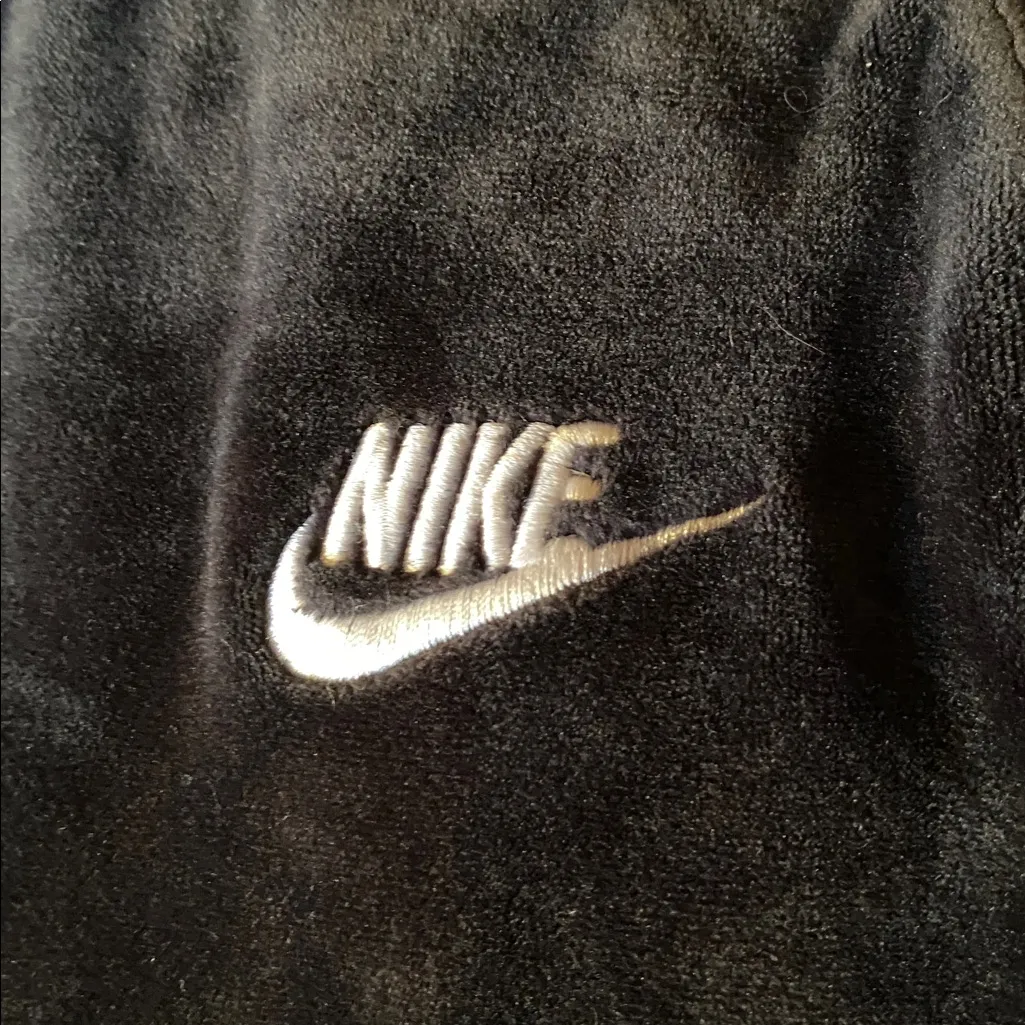Nike Sportswear Heritage women's velour tracksuit joggers, black & white, Large - Image 4