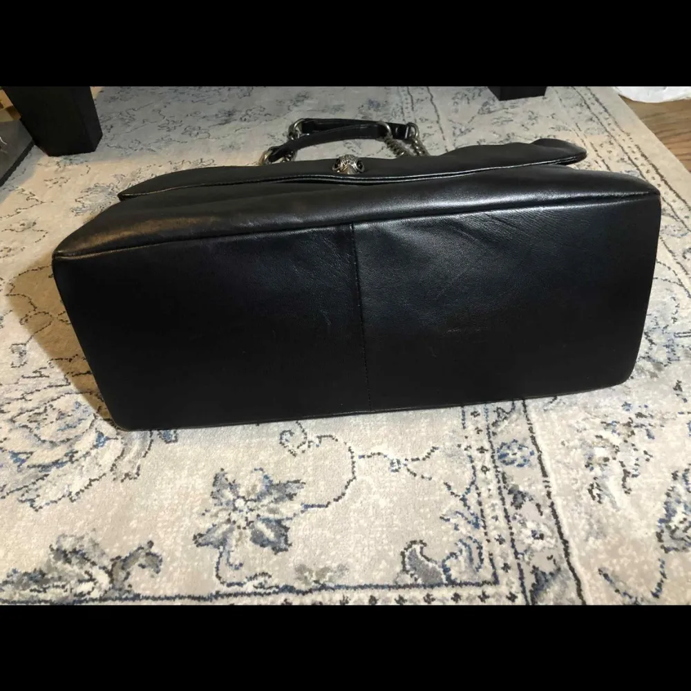 Kurt Geiger London Kew Leather Crossbody XXL bag - Image 6