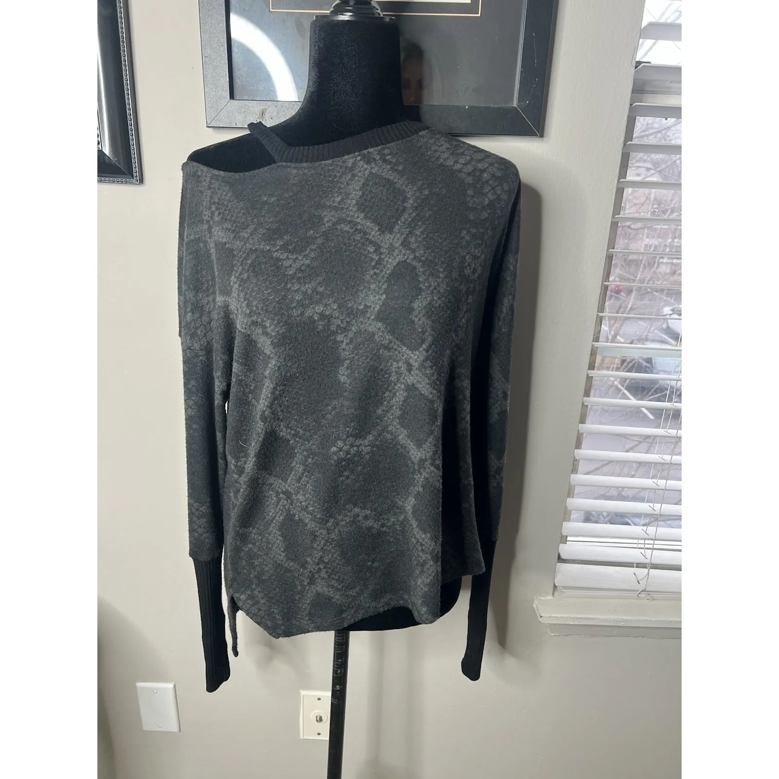 red haute top Snake Pattern Cold Shoulder Small Thumb Holes - Image 6