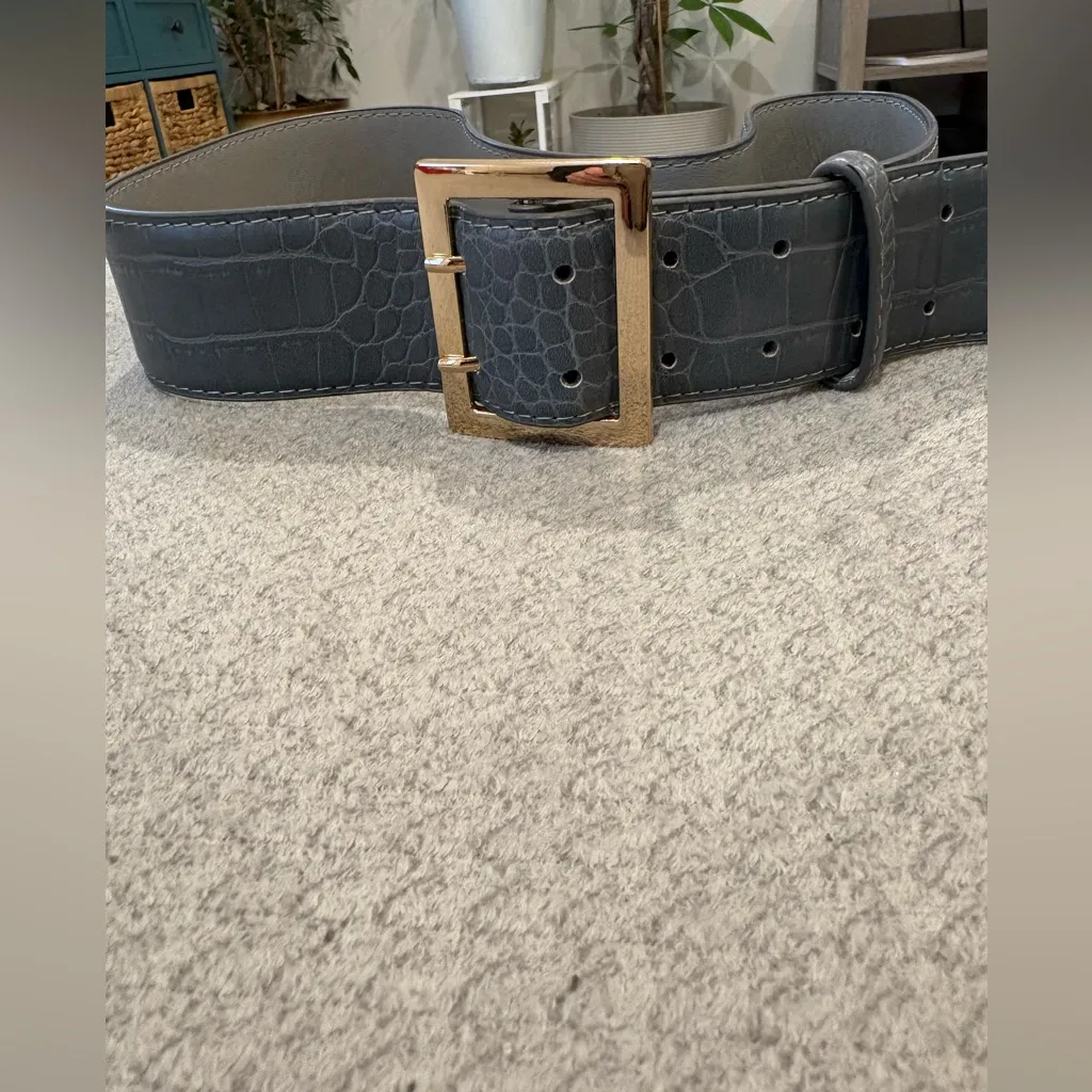 Gray Crocodile Pattern Belt with Gold Buckle - Image 3