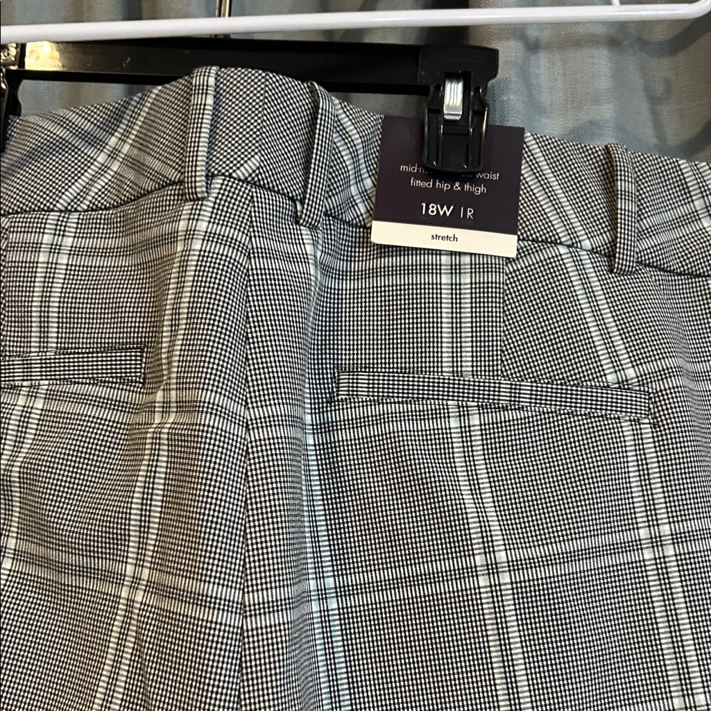 Ava & Viv Women's Gray Plaid Cropped Pants NWT - Image 9