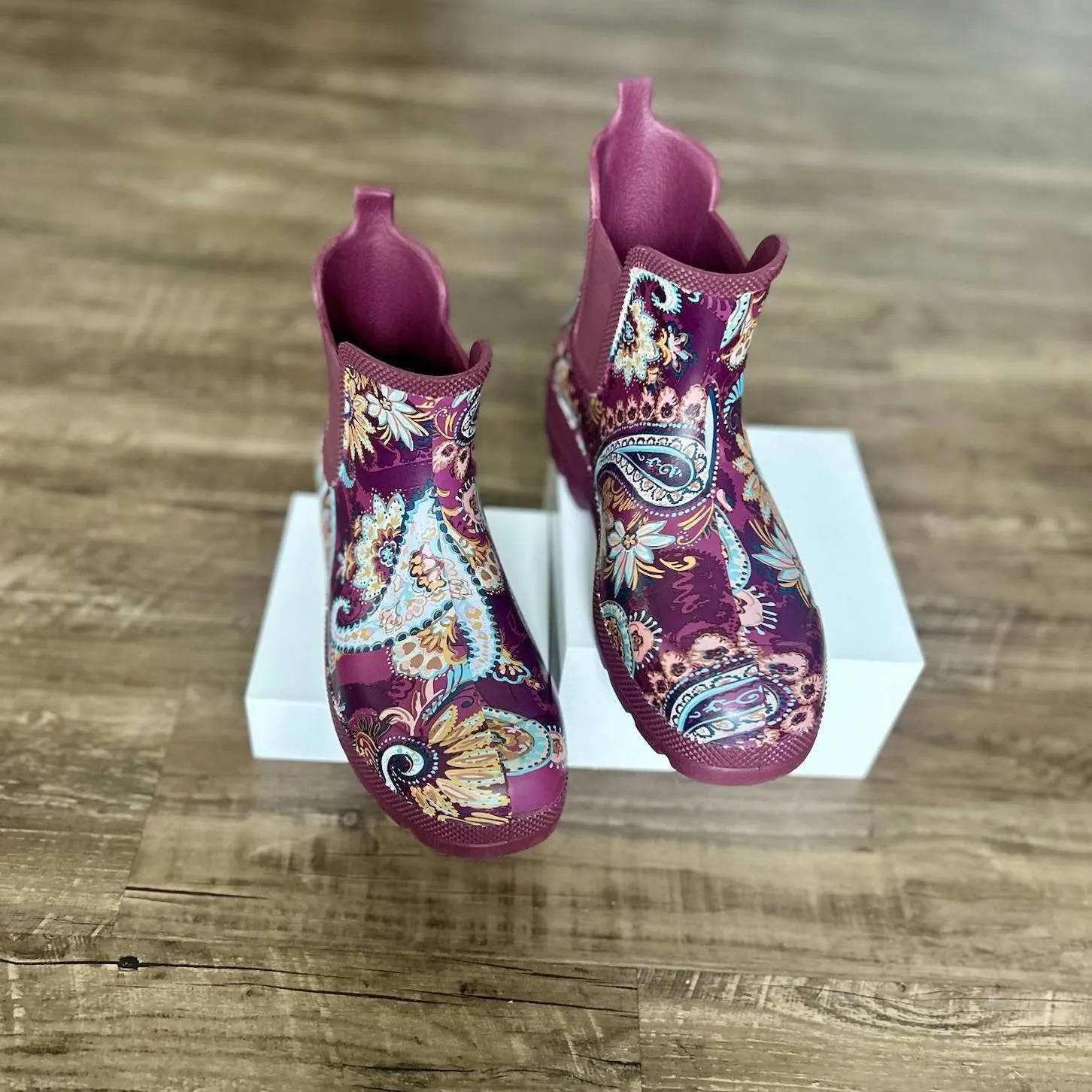 Vera Bradley Size 9 Rain Boots By Totes Carson Maroon Paisley Waterproof - Image 2