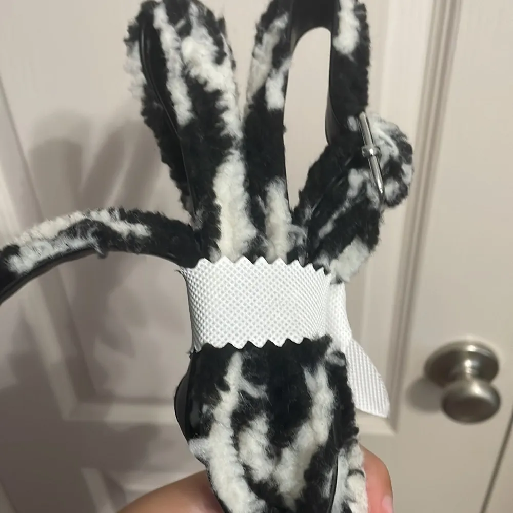 YITTY 💖 NWT  Major Label Black & White Sherpa Bucket Bag - Image 4