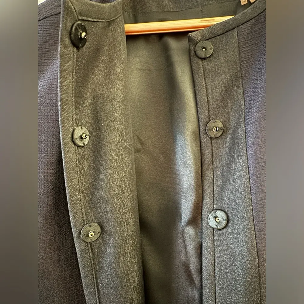 Tahari Dark Blue and Black Cropped Blazer Size 8 - Image 11