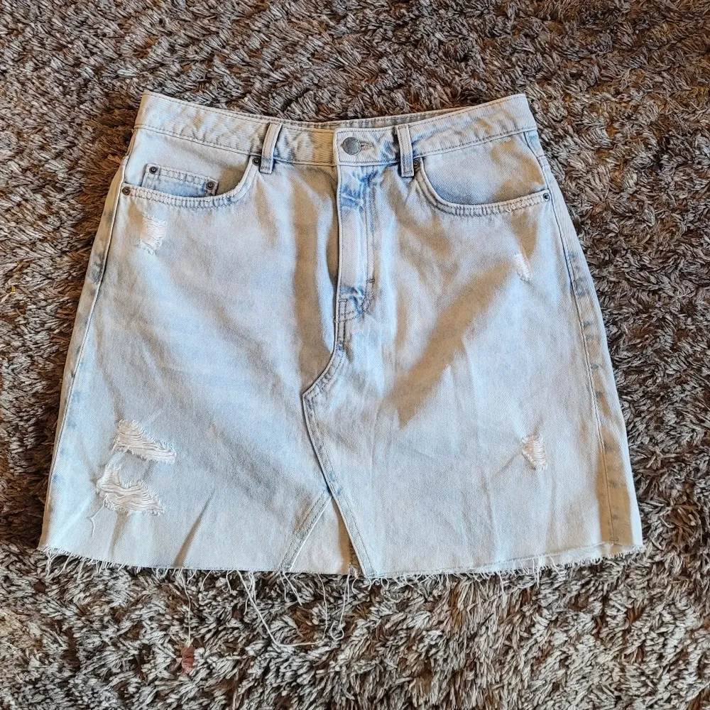 NWT! Divided Light Wash Distressed Raw Hem Skirt 8 - Image 7