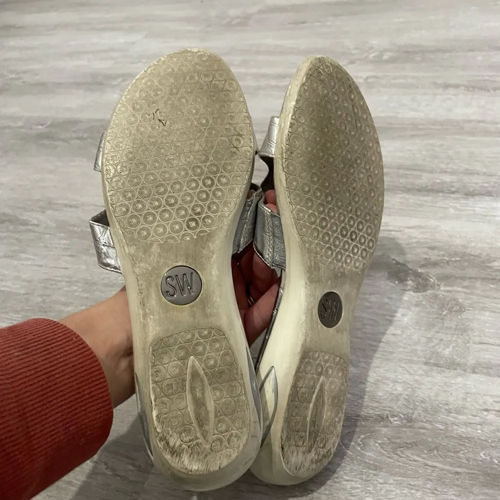 Stuart Weitzman  Silver Metalic Double Buckle Strap Slide Sandals 5.5 - Image 10