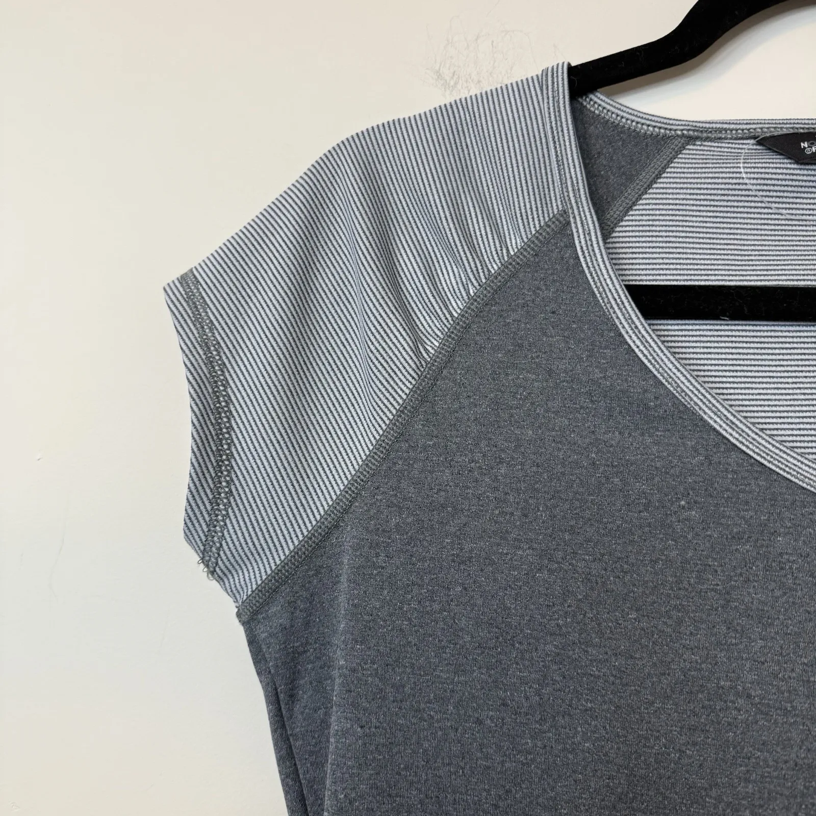 The North Face Women's Windsor NWOT Light Gray Striped V-Neck T-Shirt Sz Small # - Image 4