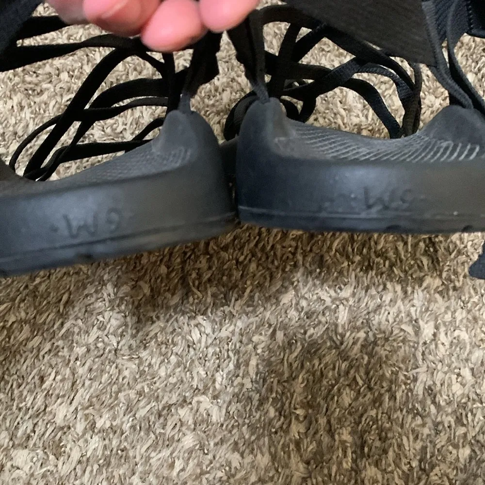 Chacos straps toe strap woman size 9 black worn one time - Image 4