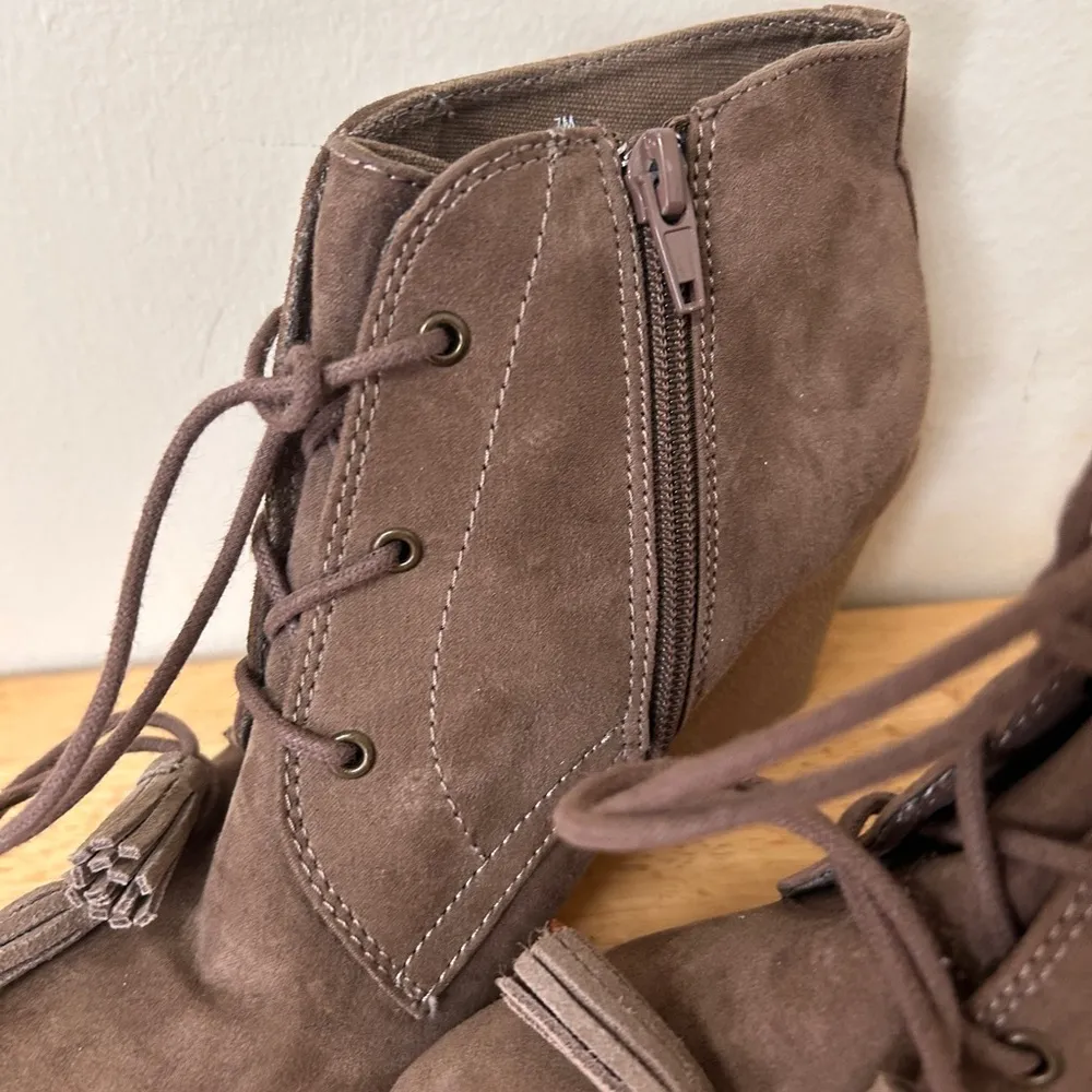 Mia Baylie Brown Suede Wedge Booties with Lace-Up Detail size 7M‎ - Image 3