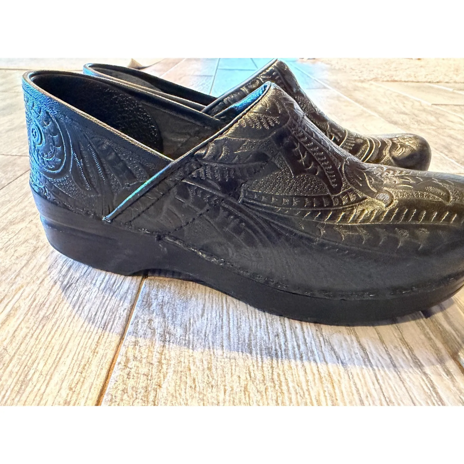 Dansko Tooled Leather Clogs Size 38 size 7.5 8 Mules Womens Professional Shoes - Image 12