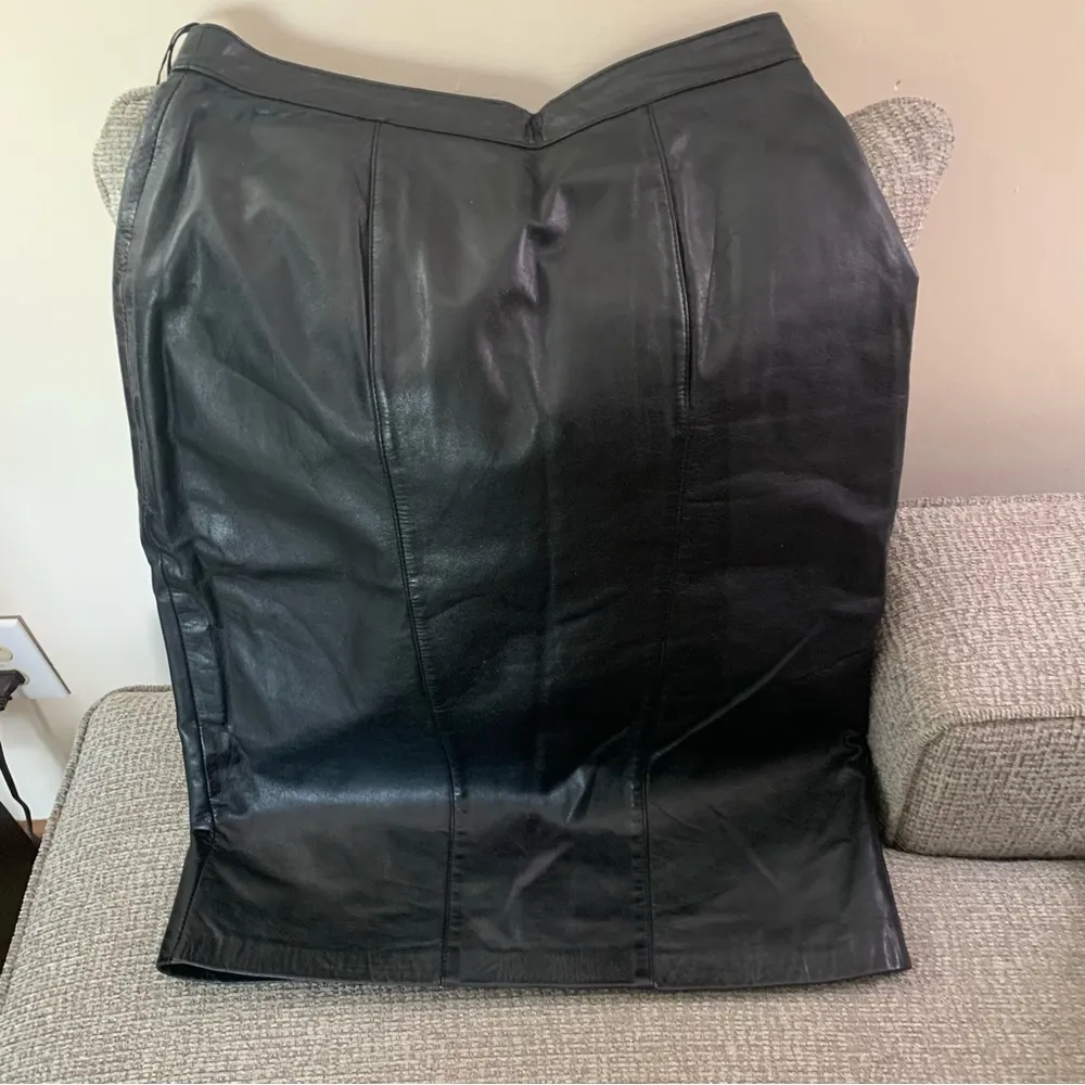 Vintage 26 inch Women’s Black Leather Skirt by Dana Brooke Size 6 (today’s 4?) - Image 4