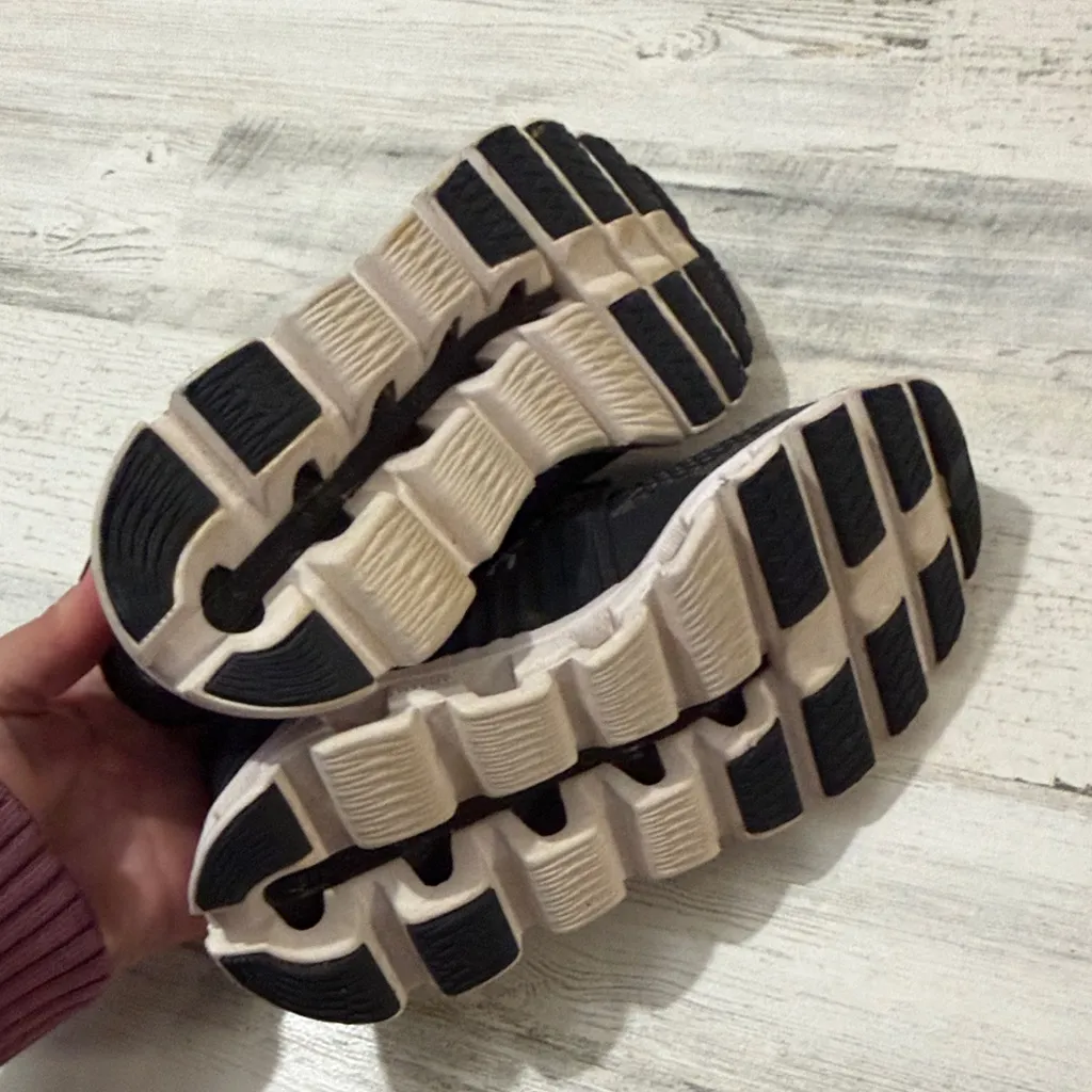 On Running Black and Gray Sneakers Size 5.5 - Image 9