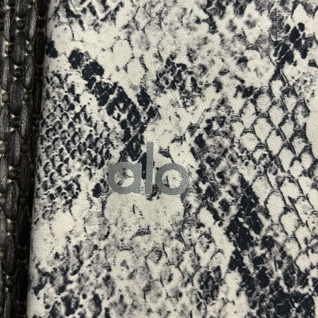 Alo yoga vapor snakeskin leggings - Image 6