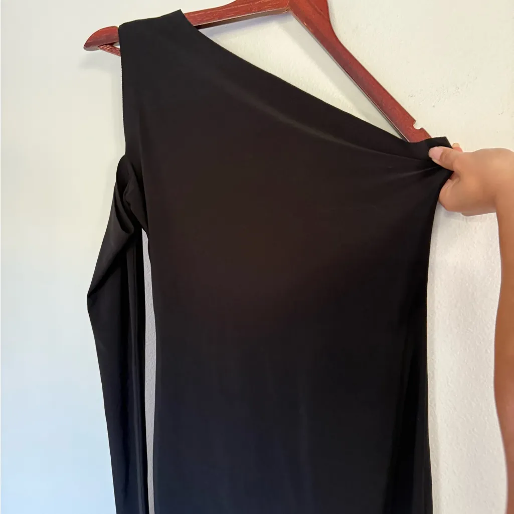 Norma Kamali Elegant Black one sleeve open shoulder top - Image 3