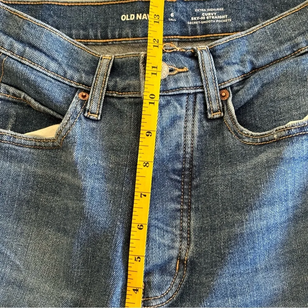 Old Navy 6 Tal EXTRA HIGH-RISE
CURVY
SKY-HÌ STRAIGHT SECRET-SMOOTH POCKETS - Image 9