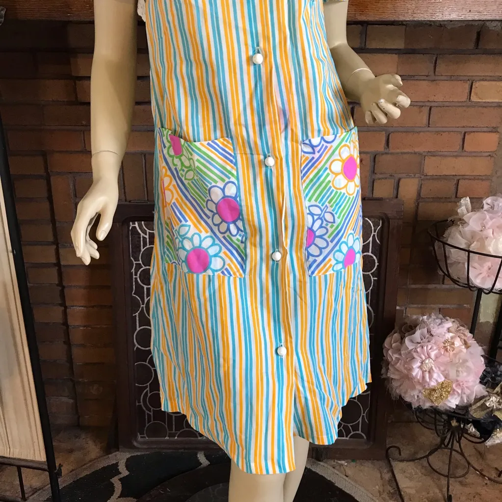 VINTAGE 1960'S DEAD STOCK ORANGE, BLUE & PINK STRIPES & FLORAL HOUSE DRESS NWT S Yellow - Image 11