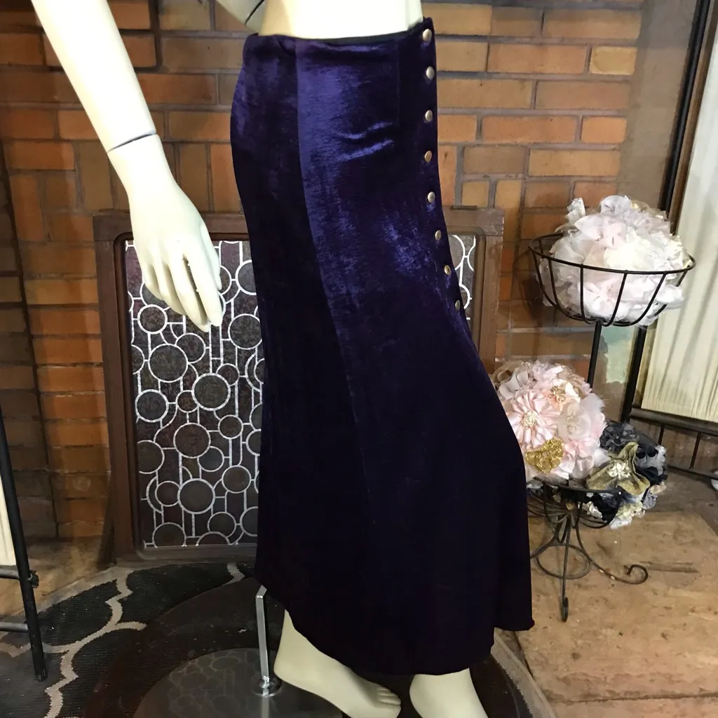 VINTAGE CIRCA 1980'S CRUSHED VELOUR PURPLE BUTTON DOWN TOP AND SKIRT SET (XS) - Image 9