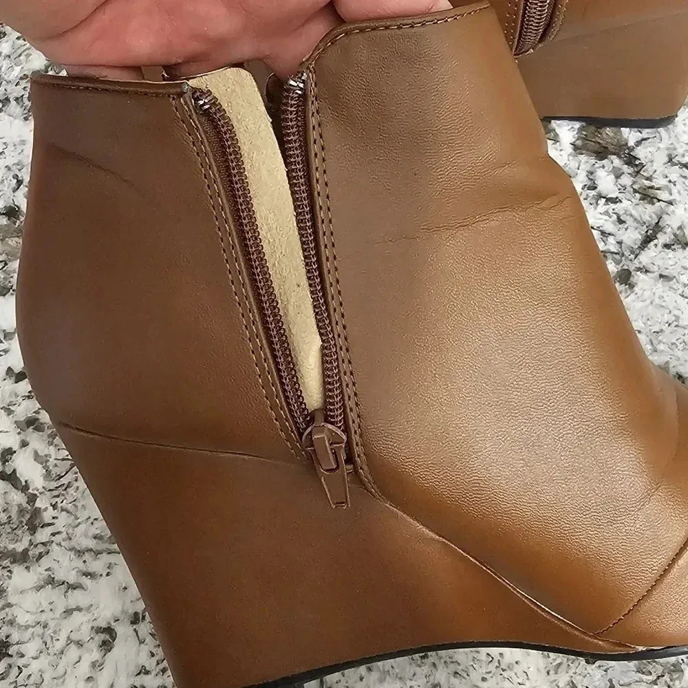 Charlotte Russe chesnut boots with pump. - Image 4