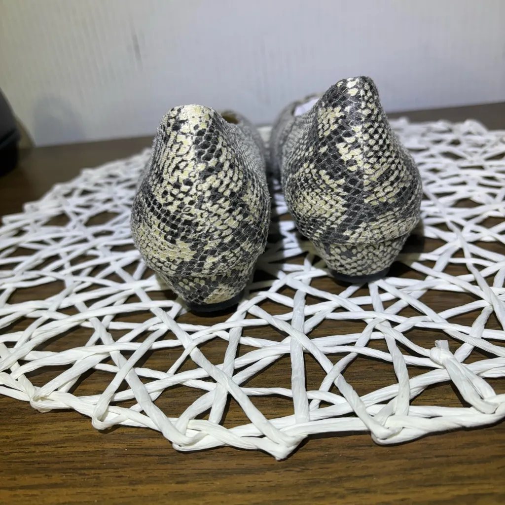 Angel Steps Snake Print Wedge Flats sz 6 W NWOT never worn out Gray - Image 4