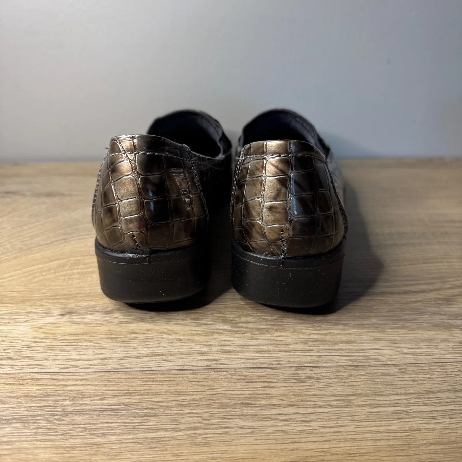 Easy Street‎ Bronze Croc Embossed Loafer Comfort Slip On Shoes Womens 7.5 Casual - Image 5