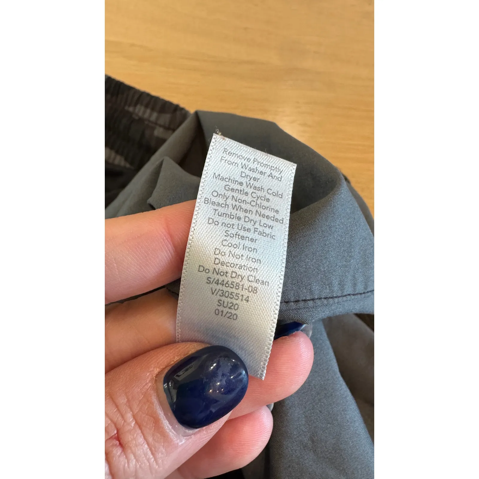 ATHLETA PRINTED MESH RACER RUN SHORT 4” black camo size large - Image 10