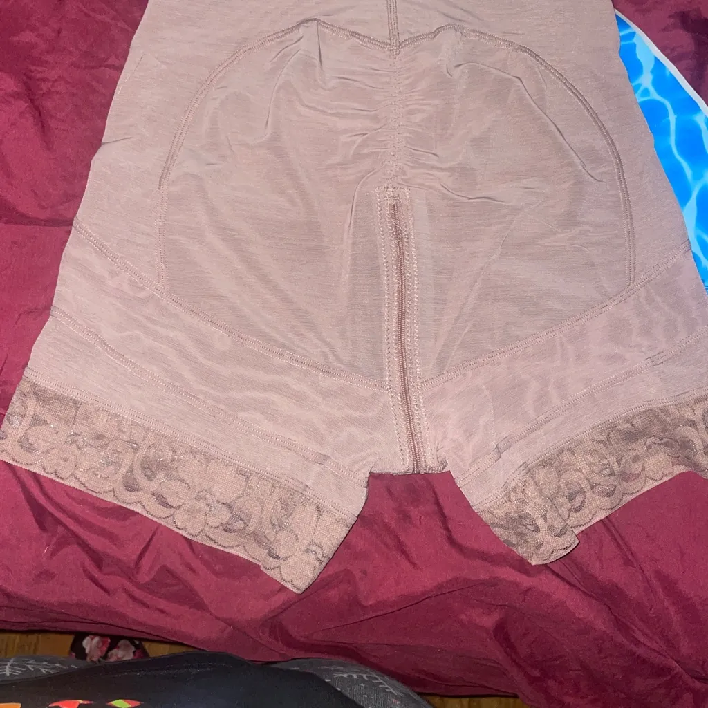 Shapellx shapewear Bare Essential AirSlim® Core
Sculpt Mid Thigh Shaper Short Size M - Image 9