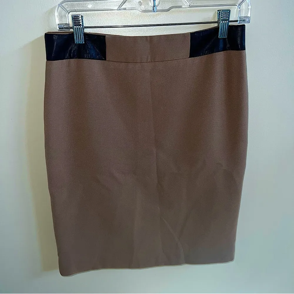 Anne Klein skirt tan with brown faux leather trim - Image 8