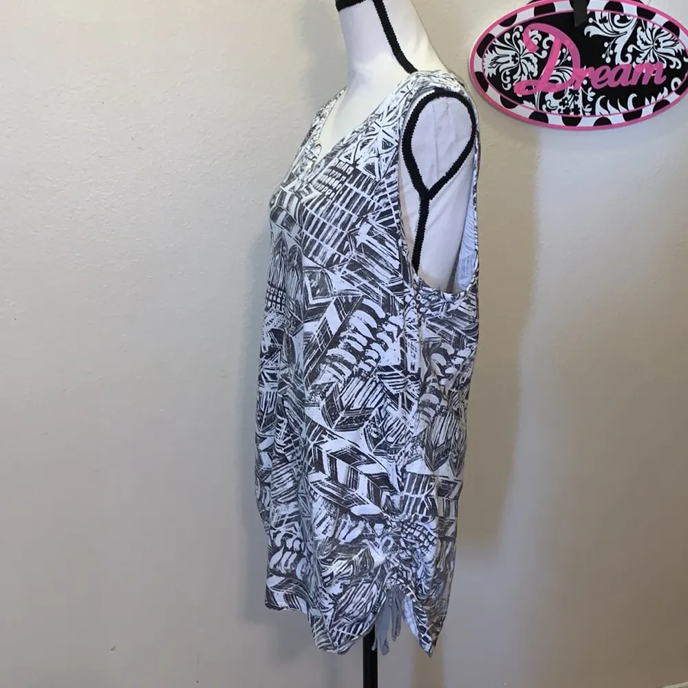 GVS black & white patterned sleeveless v - Image 3