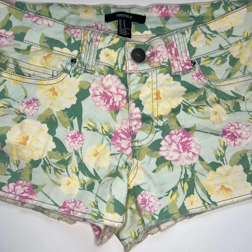 Forever 21 Flowers Print Short Size M🌸🌼🌷🌺 - Image 3