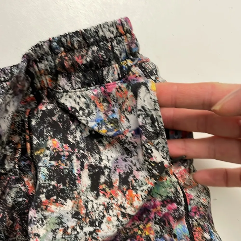 Lululemon Hottie Hot Short Reflectors Built In Liner Mesh Vitalize Multi 12 Tall - Image 11