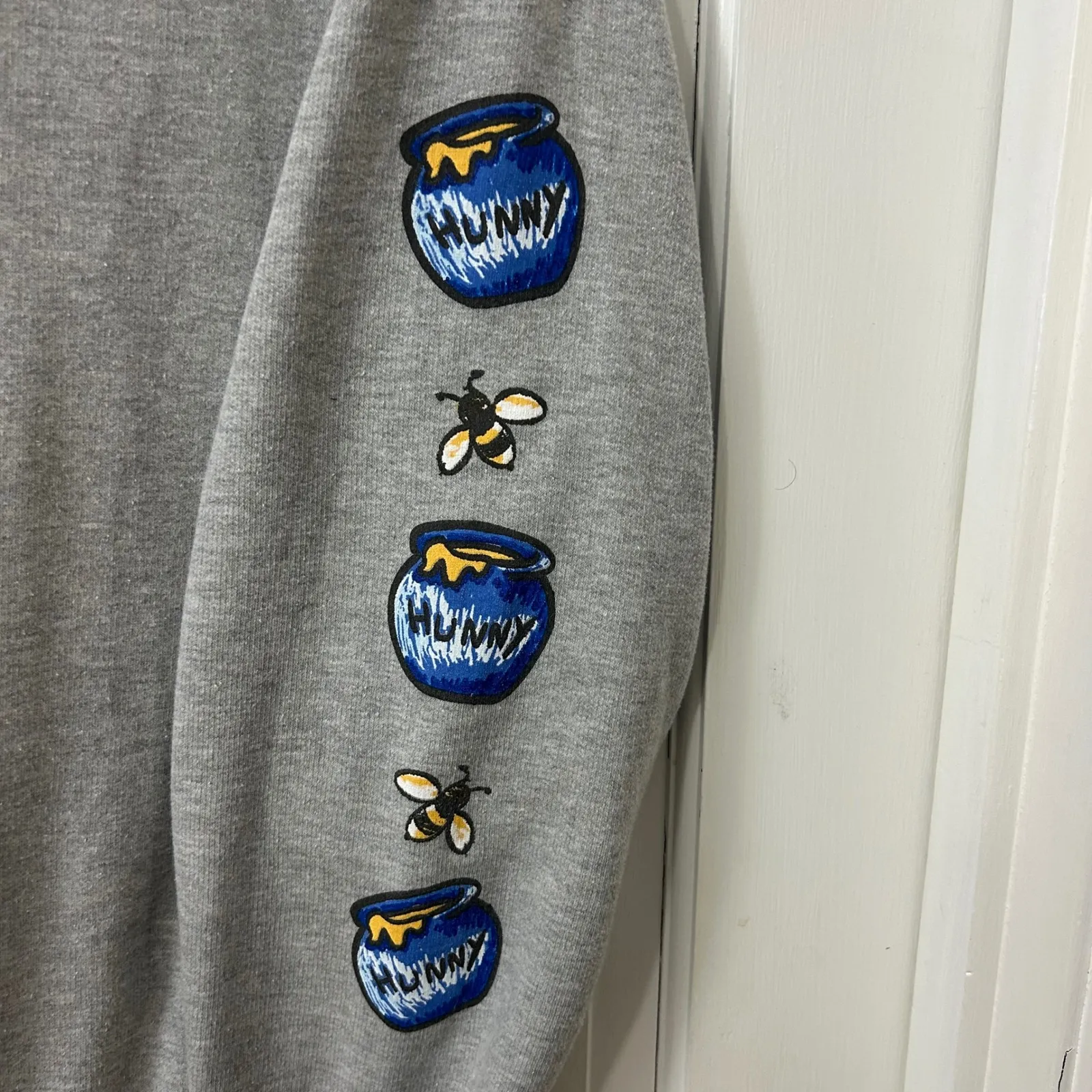 Disney Winnie the Pooh Sz L Gray Crewneck Sweatshirt Classic Honeypots Bees - Image 2