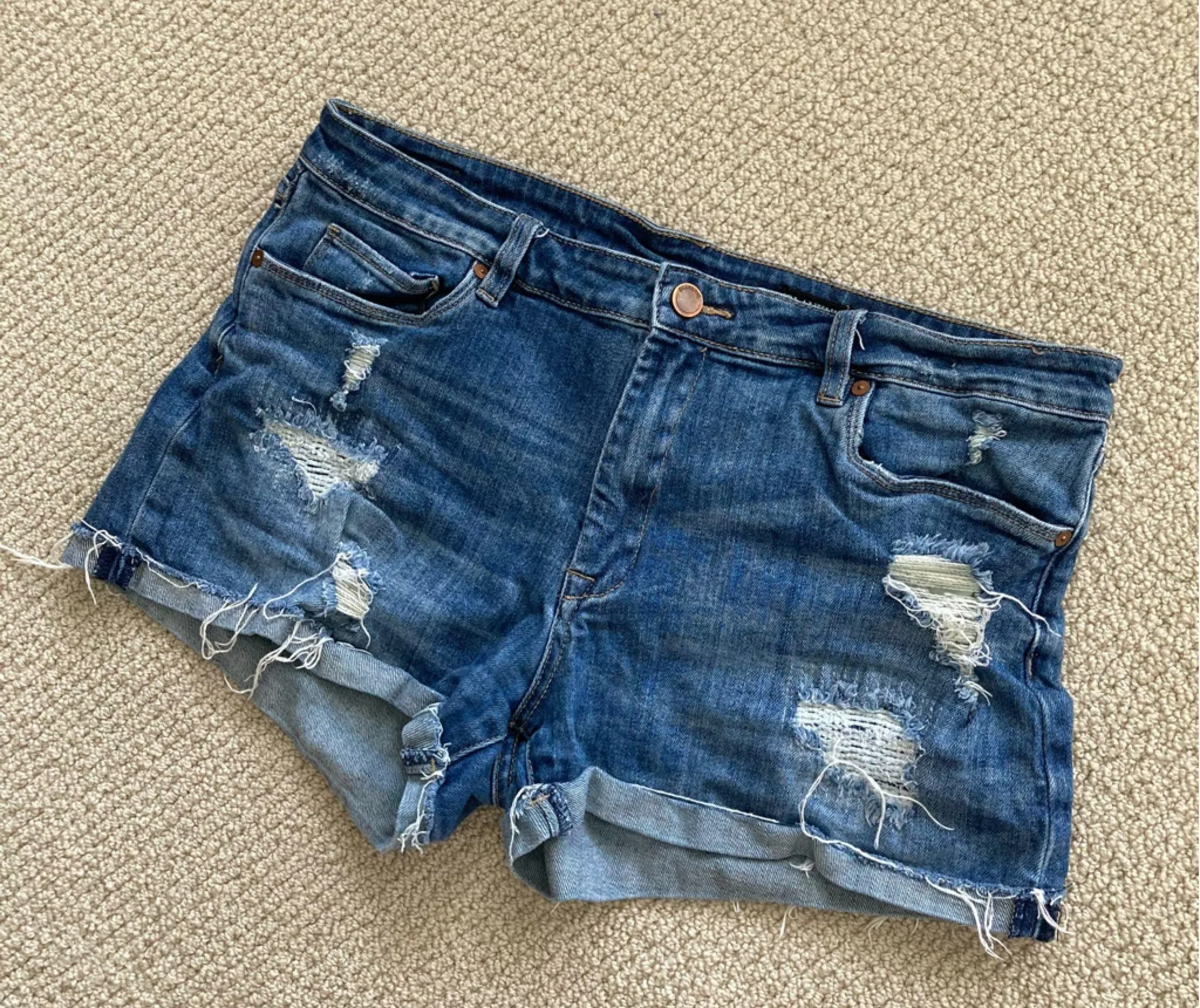 BLANK NYC The Fulton Short Cuffed Distressed Mid-Rise Jean Shorts Size 31 EUC - Image 5