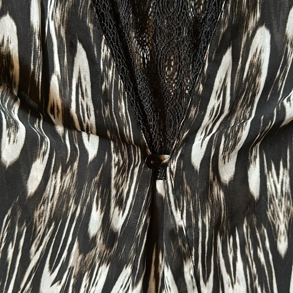 Miracle body large l tunic sheer lace in back with button to create flow hot - Image 4