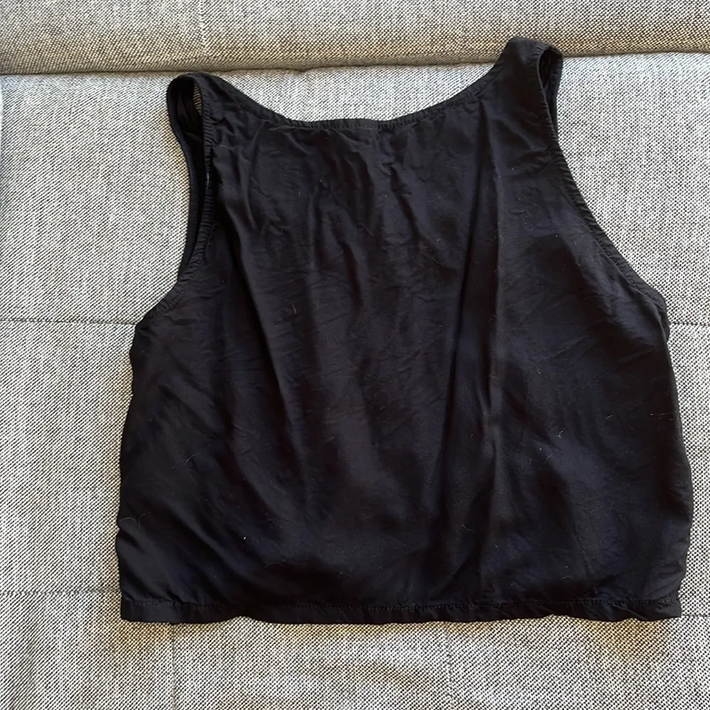 Cropped black scallop hem tank top - Image 4