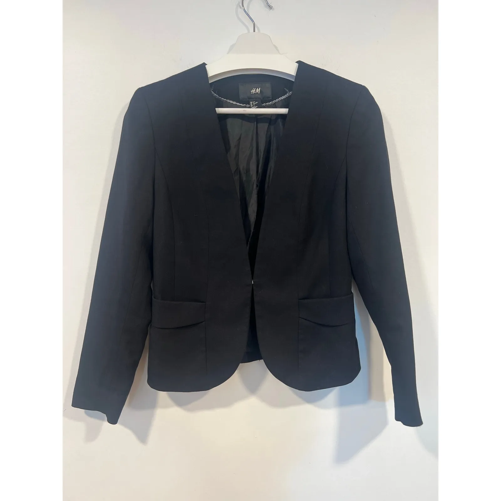 Minimalist Sleek  Fitted Collarless Blazer size  8 Black Business Casual Viscose - Image 2