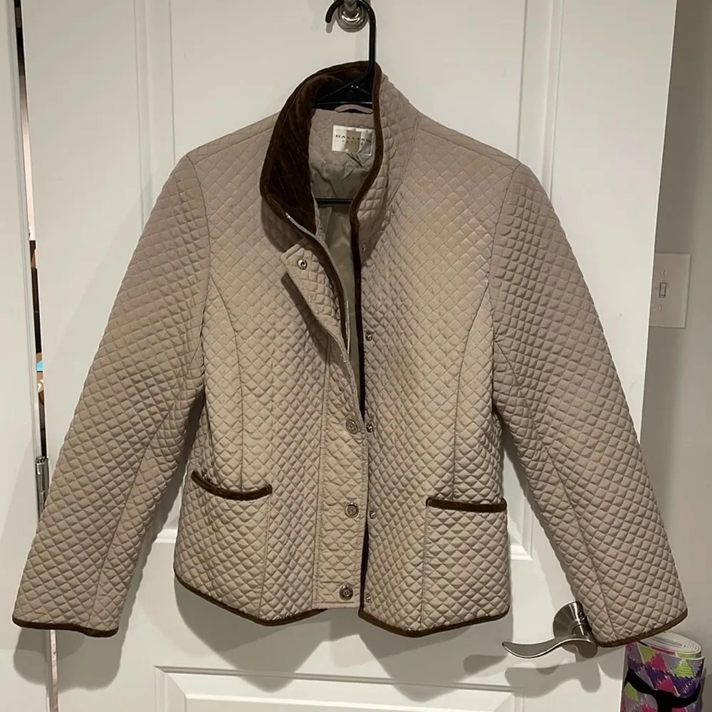 Gallery beige quilted jacket medium petite - Image 3