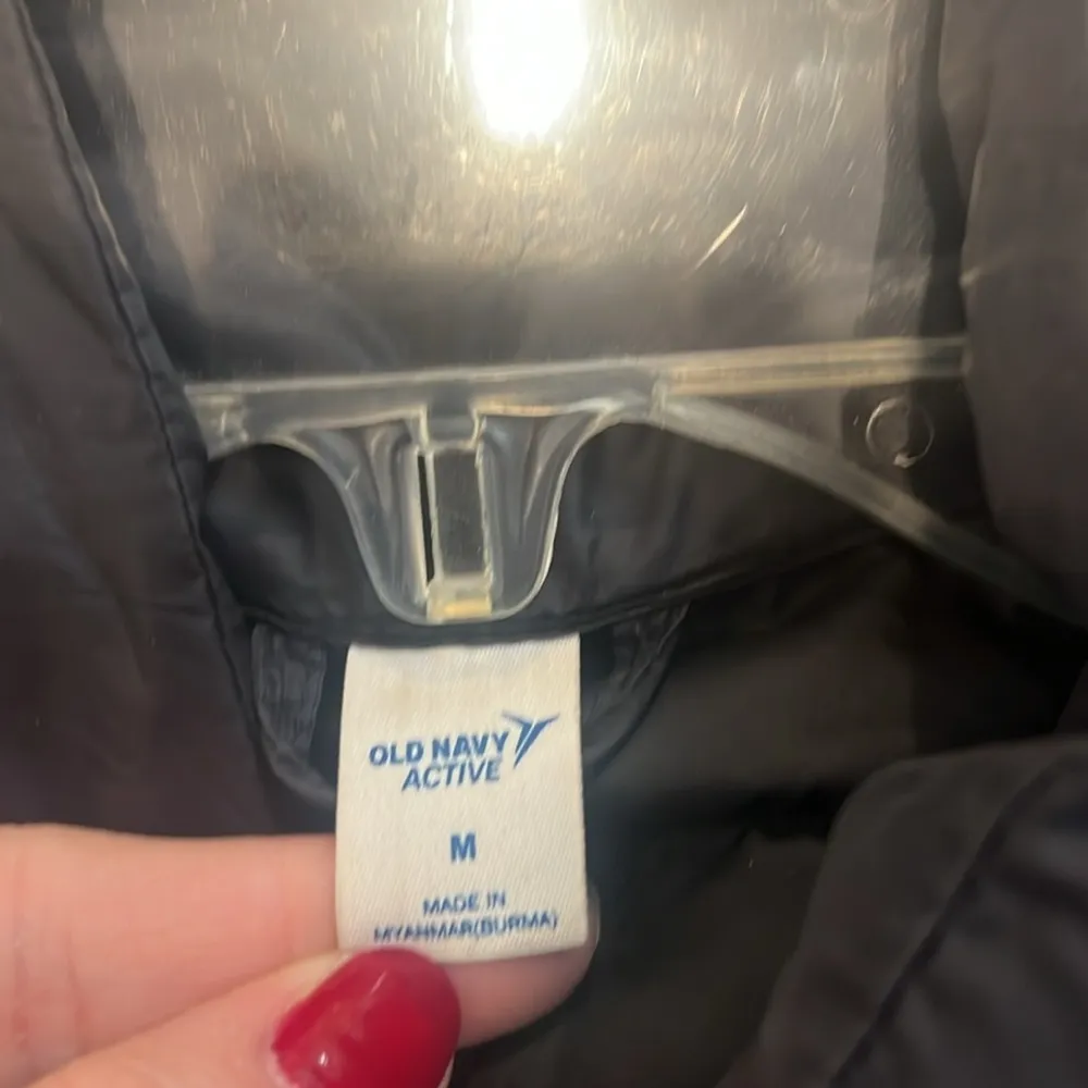 Old navy Active black down puffer coat size medium. - Image 5