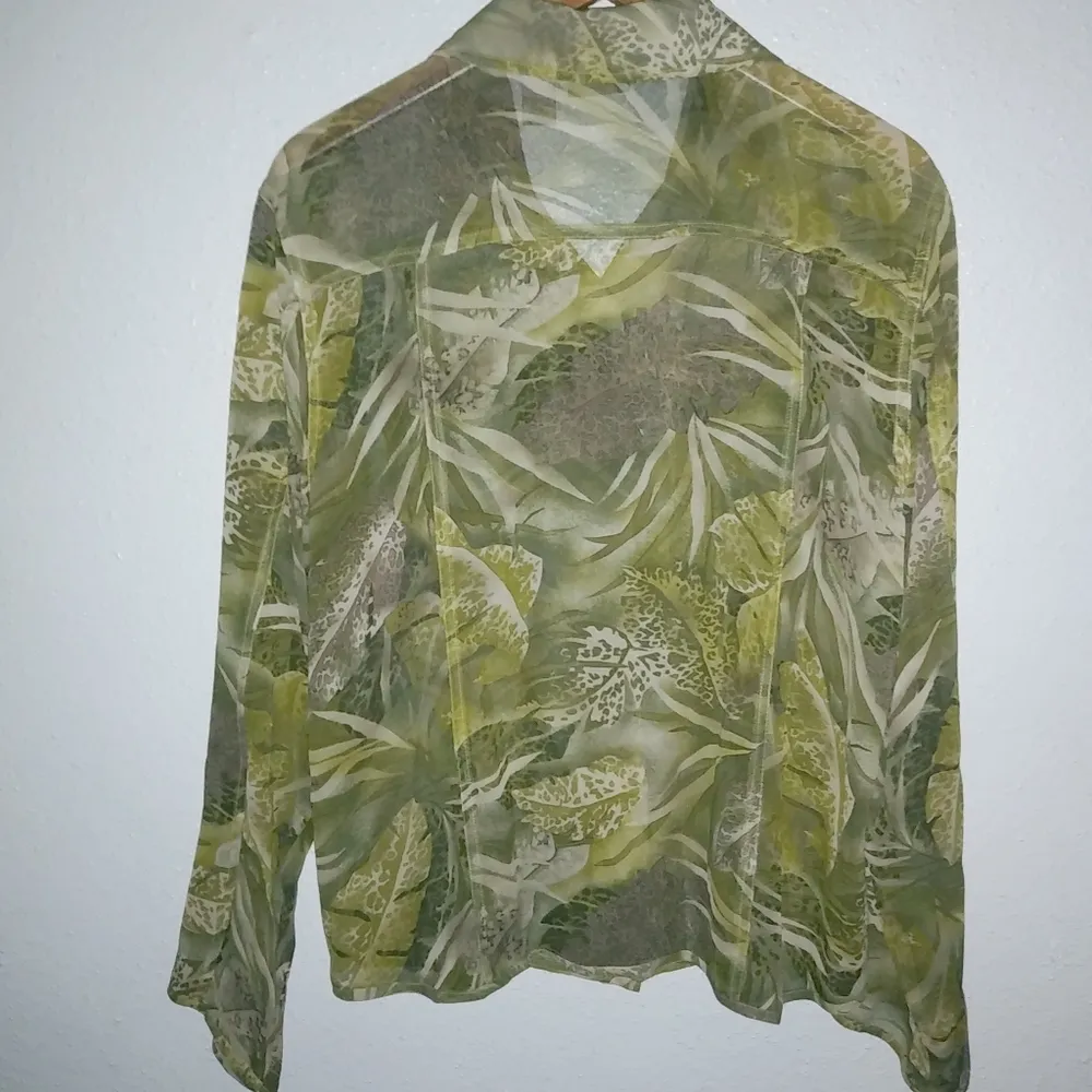 Chicos 2 12 Silk Pocketed Long Sleeved Safari Print Button Down Top Semi-Sheer - Image 3