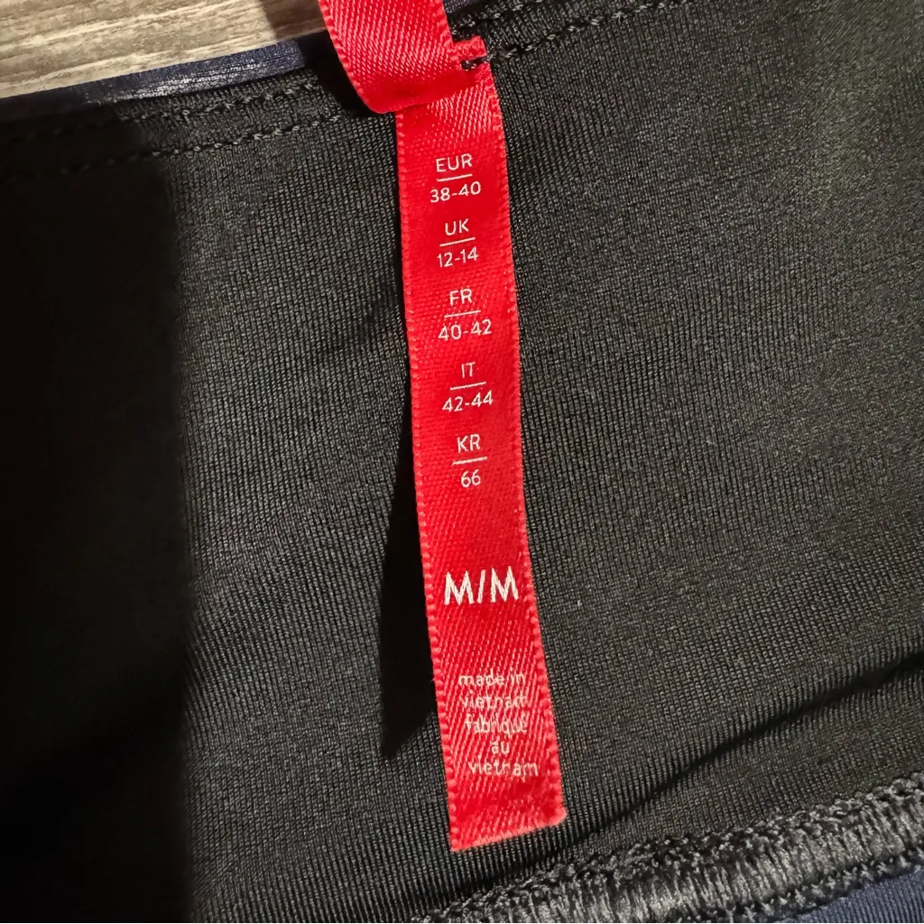 SPANX Women‎ Navy Blue Faux Leather Leggings Sz M with Blue and Teal Stripes 7/8 - Image 12