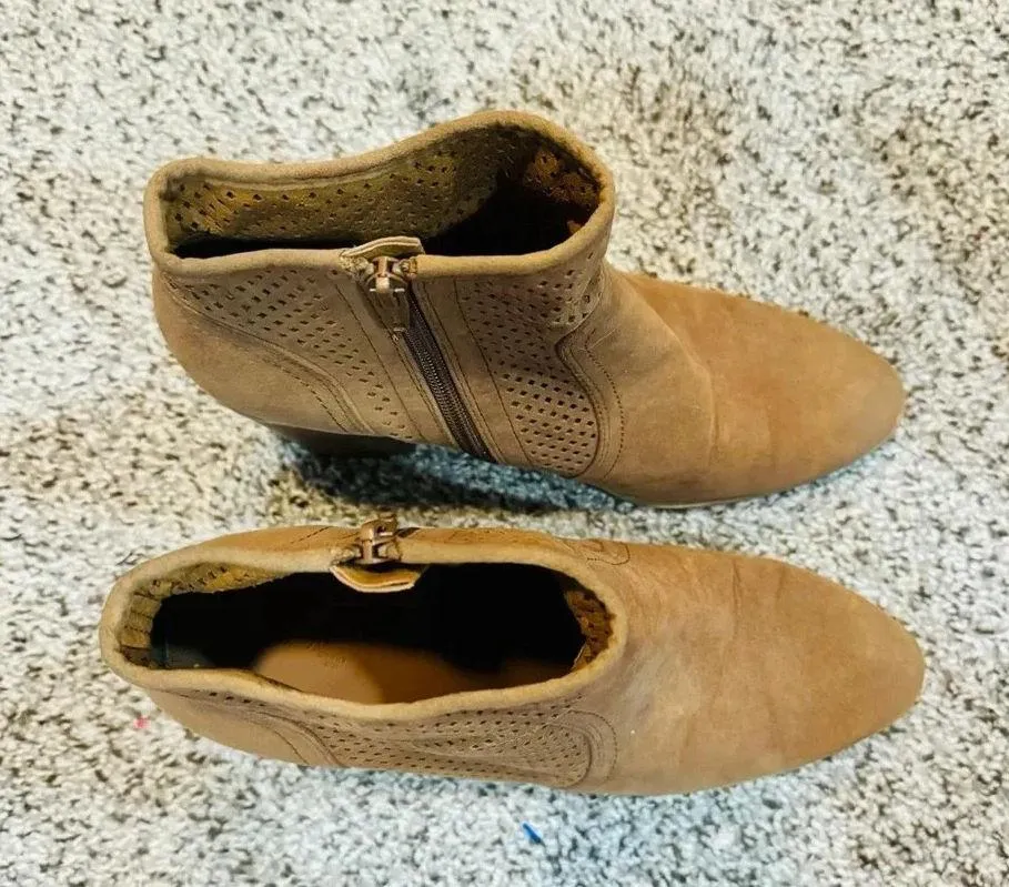 Universal Threads Beige Tan Heel Booties Size Women’s 9 - Image 3